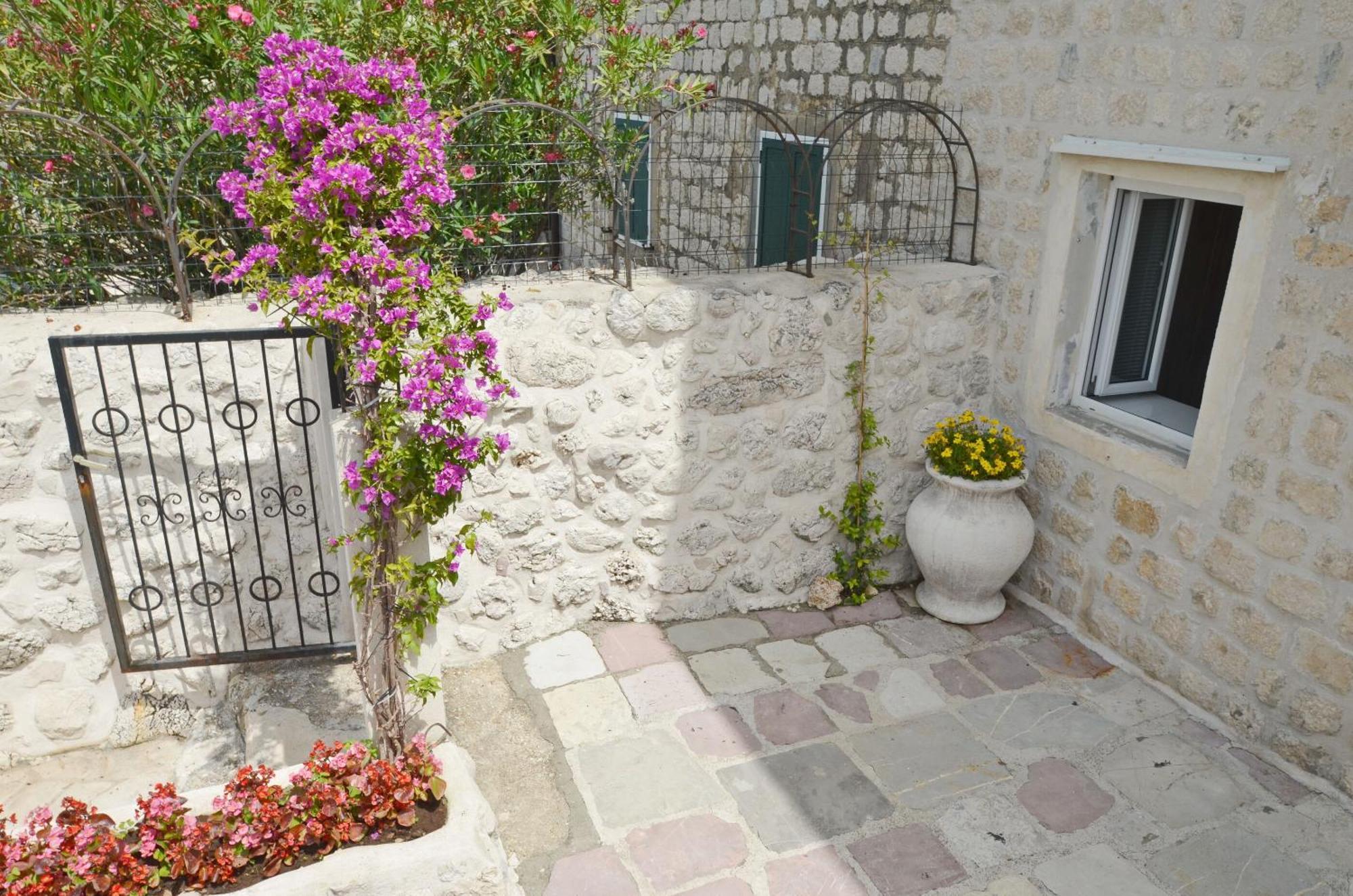 Apartments Mir I Dobro Kotor Exterior photo